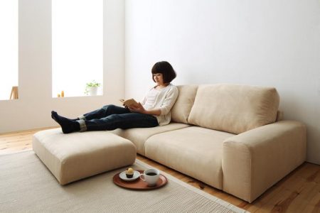 カウチソファもホワイトならすっきりとお部屋におけます。二人暮らしにおすすめ