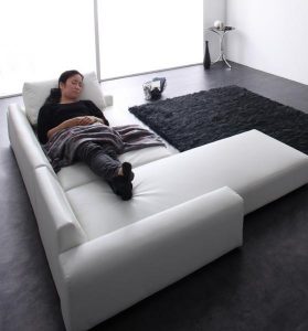 ロースタイルで広々、ごろごろ。二人暮らしのリビングでゆったり＆開放的に過ごすのにおすすめのソファ