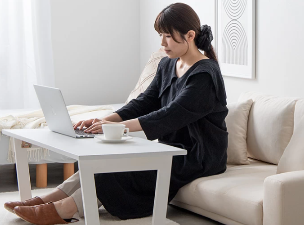 二人暮らしの部屋にレイアウトしやすい、ローソファ、圧迫感のない白