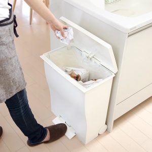 スリムタイプのごみ箱二人暮らしの1LDKに