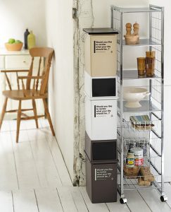 積み重ねられるゴミ箱。二人暮らしの狭めのお部屋に