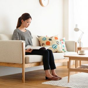 北欧調木肘のホワイトソファ、二人暮らしのお部屋におすすめ
