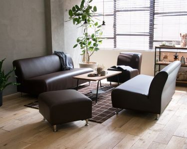 ブラウンのソファは落ち着いた印象