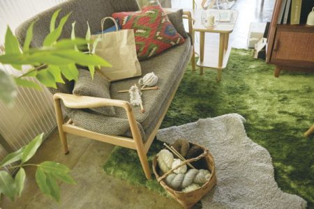 二人暮らしにお部屋における一人掛け北欧木肘ソファ