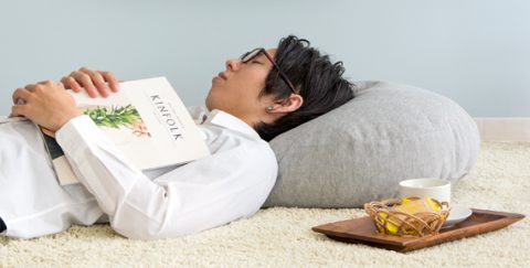 やわらかく、枕にするにもピッタリのフロアクッション