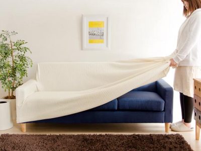 二人暮らしで持ち寄った家具が気に入らない時には、好きな色のカバーでソファを整えることもできます