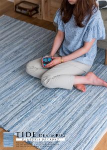 薄いラグマット。扱いやすいけどごろごろ寝転がるには床が固く感じると思います。