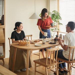 二人暮らしにぴったりの、楕円系のダイニングテーブル