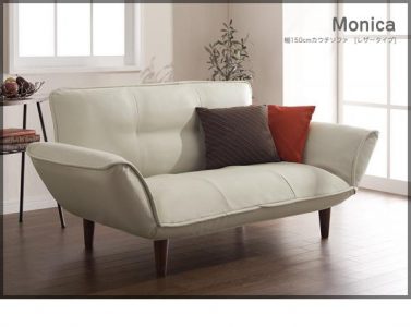 ホワイトのコンパクトソファは1LDKの二人暮らしにぴったり