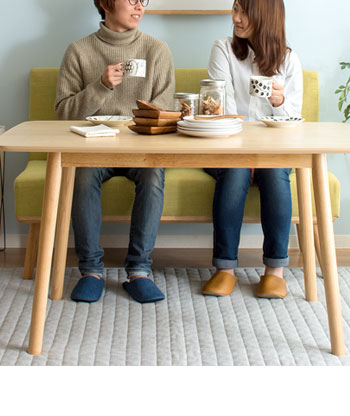北欧調デザインのソファダイニング><br />リビングのようなぜいたくな居心地のダイニングセット Panos</a><br />
2人ならんで座ってもOKなサイズ。テレビや映画を見ながらの食事も楽しめます。<br />
</div>
<p>
リビングでくつろぐように、贅沢な時間を過ごせる北欧調のダイニングコーディネート。<br />
ダイニングセットとソファを両方取り入れるには手狭なお部屋にソファダイニングがオススメ。長時間座っても疲れないから家族や友達と集い、会話を楽しむ空間にぴったりです。<br />
<a href=